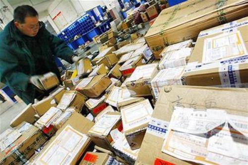 快递小哥:春节加班多挣了五六千 暖心时刻真不