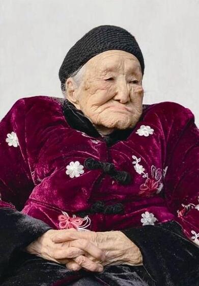 百岁老人拍全家福:一共105人 差了103岁