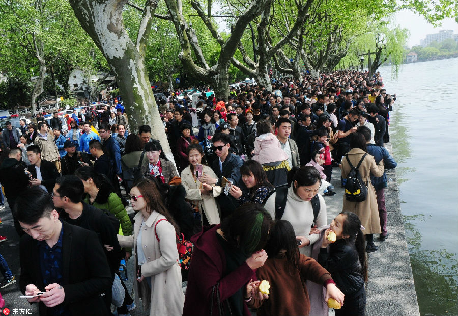 2018年4月6日,清明小长假第二天,断桥上游人如织.