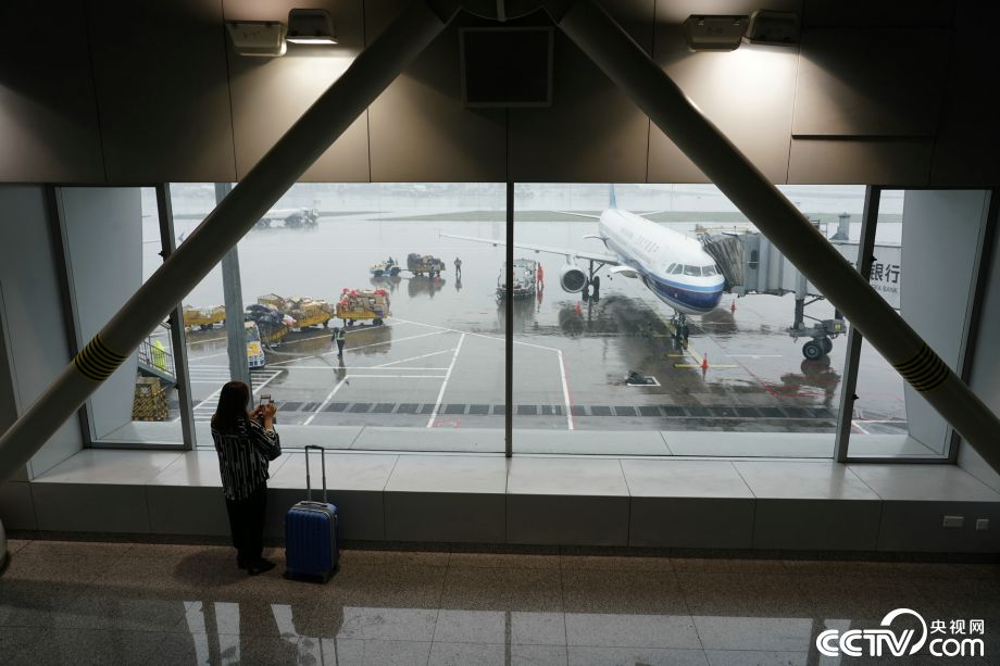 北京迎来雷雨天气 首都机场启动大面积航班延