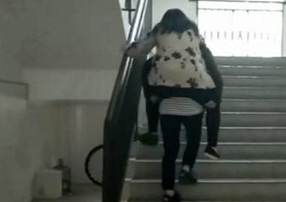 女视频崴伤脚仍坚持上课男生自发轮流背其上5江夏教师图片