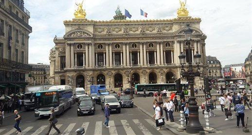 法国巴黎发生歹徒持刀袭击路人事件 已致1死8