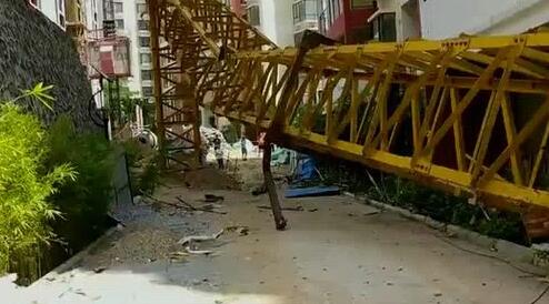 海南五指山一在建工地塔吊倒塌 致4人死亡