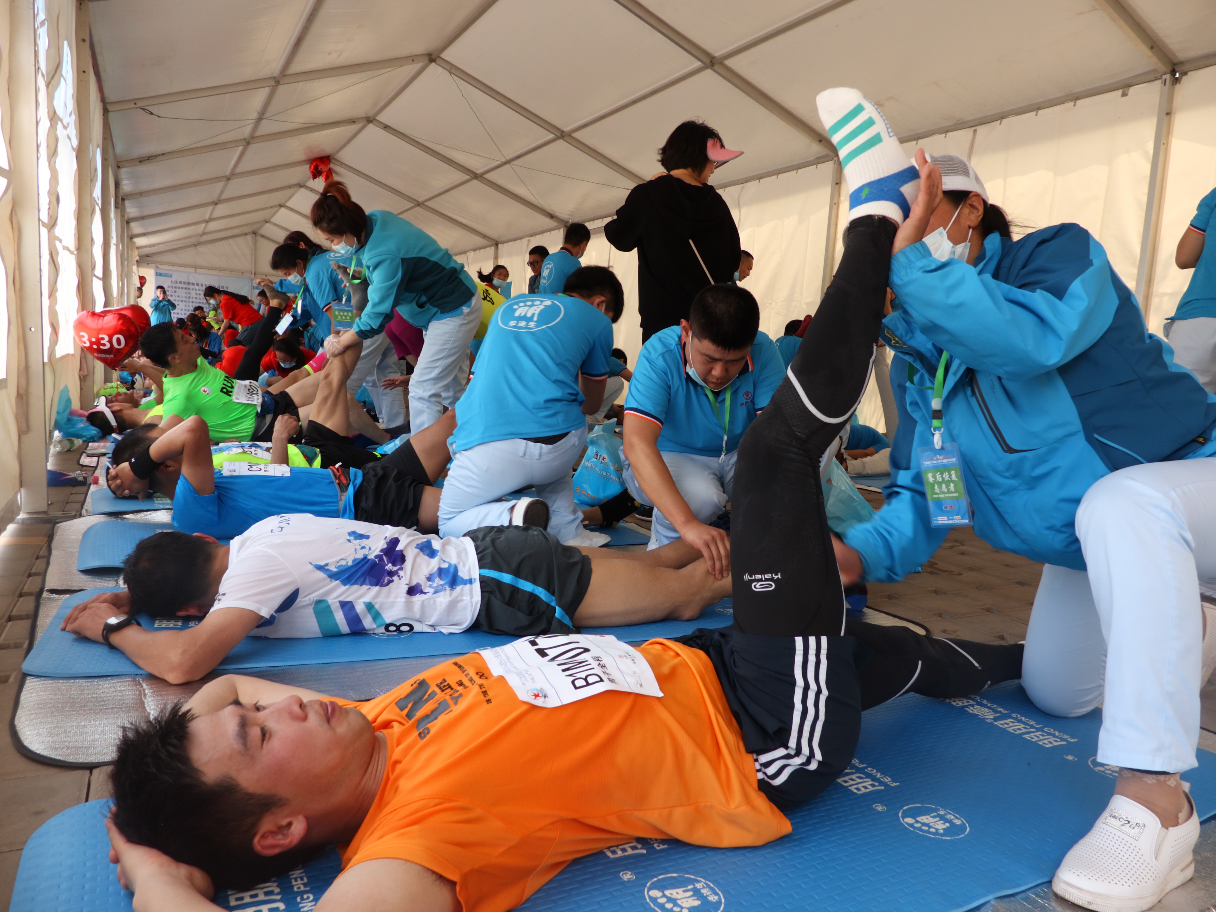 朋朋修脚志愿服务队助力大连马拉松赛后恢复服