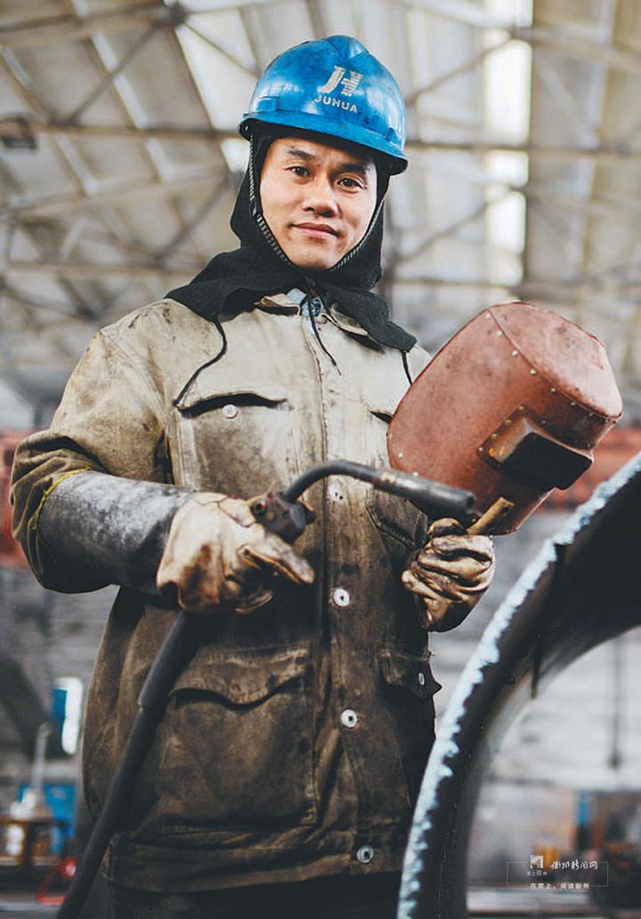 衢州 :火花中的男子焊