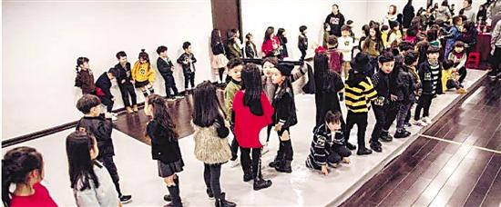 11岁宁波女孩加入韩国女团惹争议 童模市场的