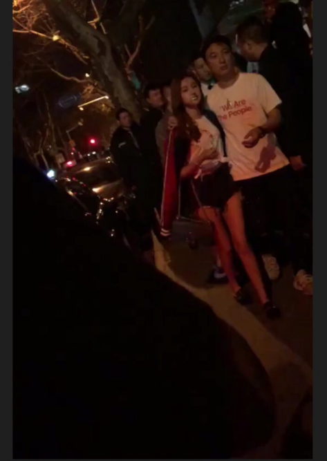 王思聪深夜搂长腿网红逛街 身材不输雪梨和豆得儿