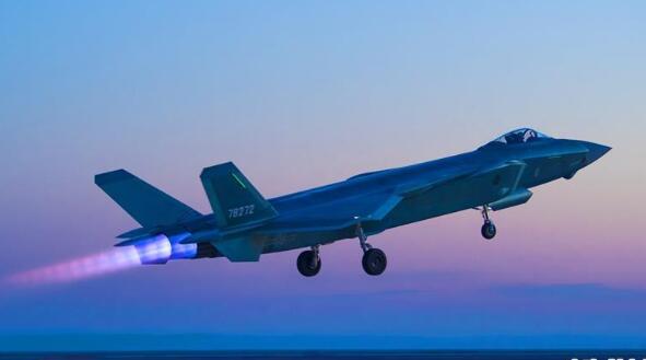 威武!空军首支歼20部队开展多型新机编队协同