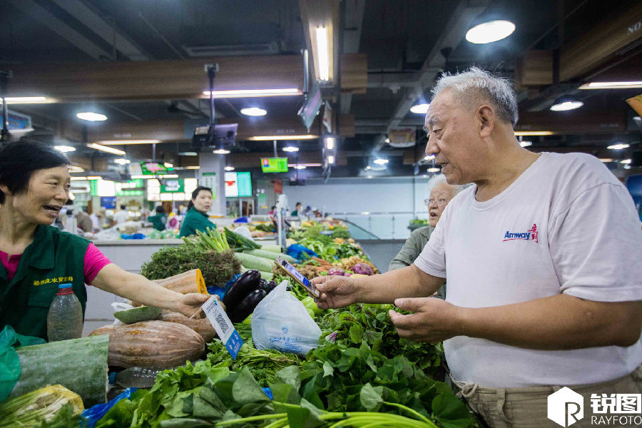 杭州现智慧菜市场 八旬老人支付宝用得溜