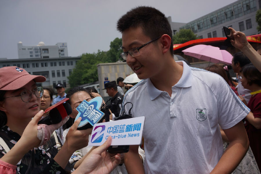 祁洋 摄影 学军中学第一名出来的考生正接受中国蓝