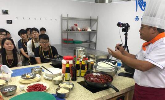 四川一高校开设美食选修课:学生吃着火锅修学分