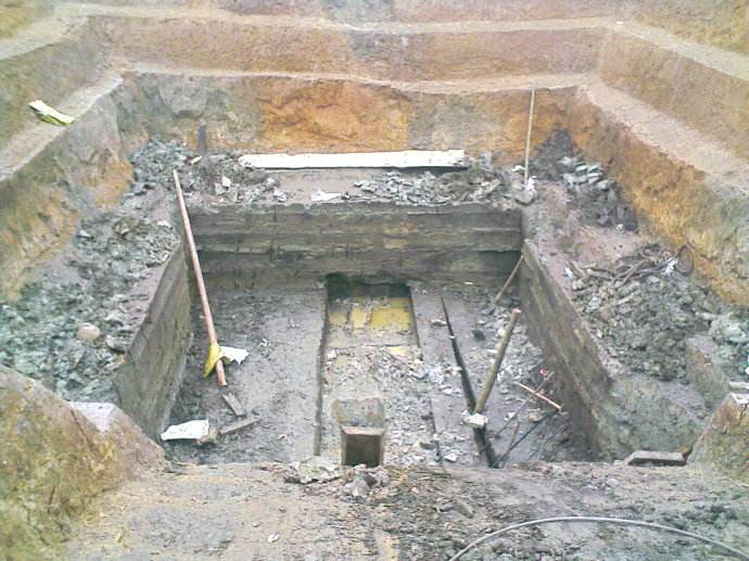 图为被盗文物 内蒙古自治区通辽市扎鲁特旗三合村十将军山是当地重点文物保护区域。近年来,许多不法分子怀揣发财梦,妄图在这里淘得宝贝,对古墓区安全造成了严重的威胁。 16日,记者从通辽市公安局获悉,经过连续奋战,当地警方摧毁盗掘古墓葬团伙1个,抓获犯罪嫌疑人3名,追缴被盗文物30余件。 图为警方侦查被盗墓葬 近日,扎鲁特旗公安局民警在辖区内采集一标三实信息时获悉,最近一段时间,十将军山附近有人盗掘古墓文物,警方随即展开侦查。民警在三合村北侧1.
