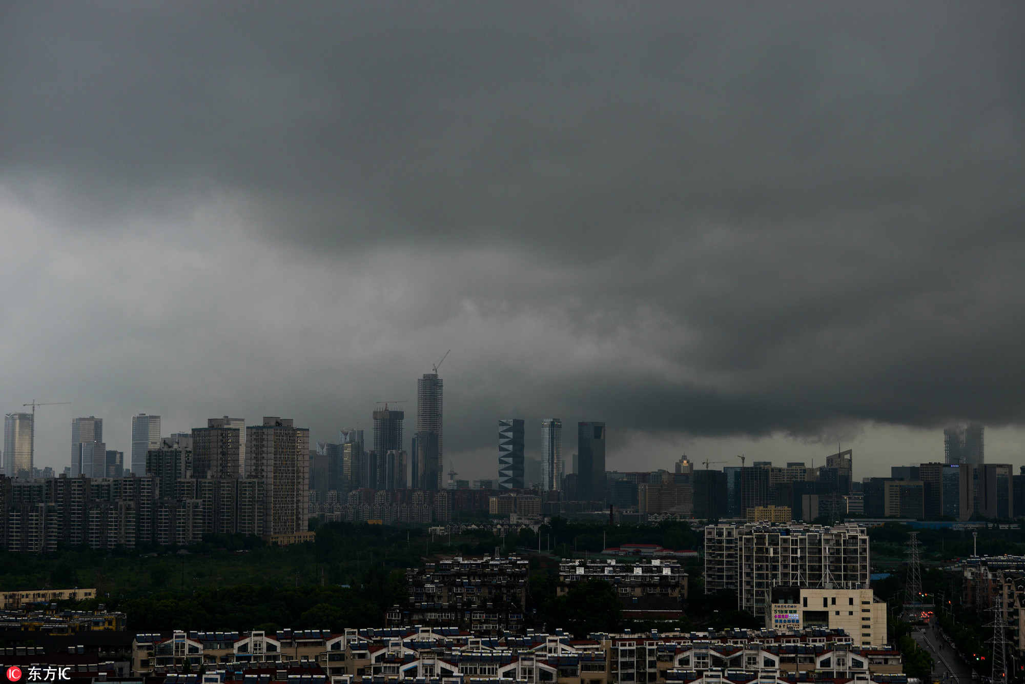 中央气象台继续发布暴雨蓝色预警 高温黄色预警
