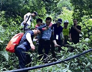 迎着台风来余姚探险 女驴友刚被救下 又有50名