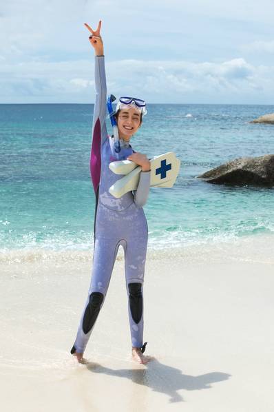 迪丽热巴学会游泳海边开心劈叉 比V灿笑心情好