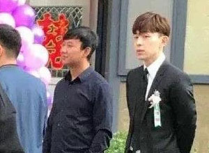 邓伦回乡给发小当伴郎 站小区门口迎宾 被网友大赞接地气!