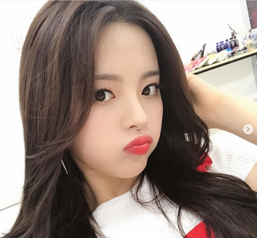 杨超越GET反手吃零食新技能 嘟嘴卖萌模样俏