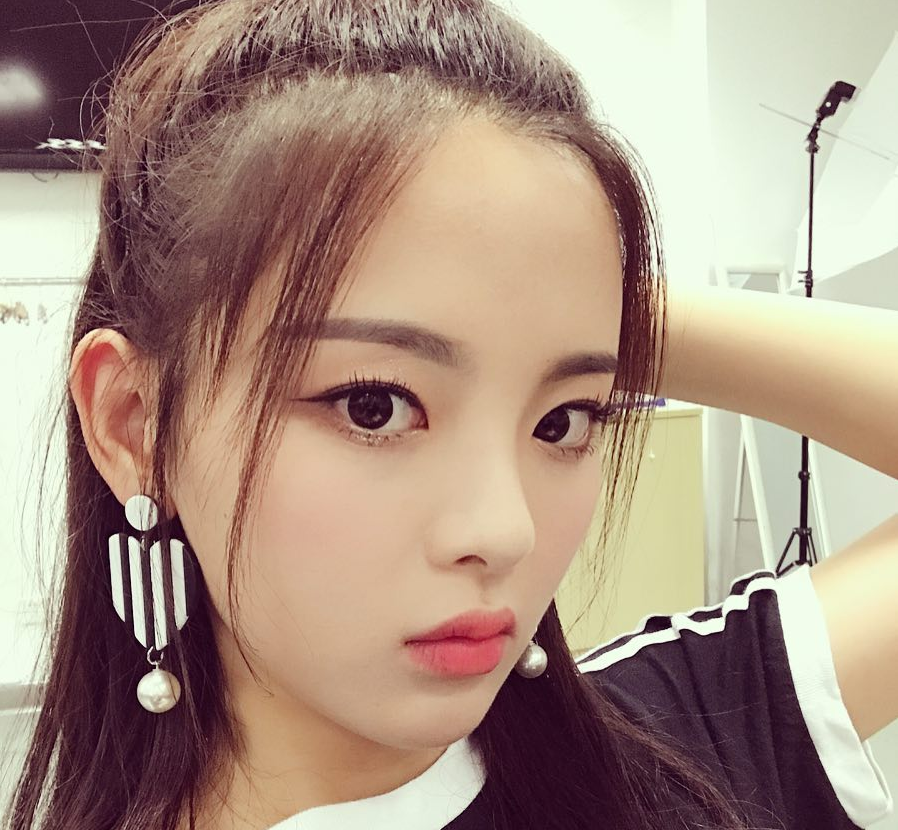 杨超越GET反手吃零食新技能 嘟嘴卖萌模样俏