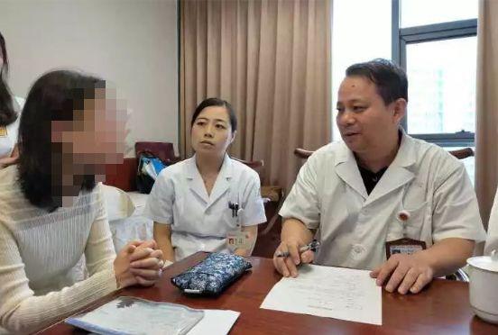 张院长给病人看病 中国人对睡眠的重视还不够,除非严重影响到学习、工作和生活,不然很少会到医院就诊。那些严重的患者,看完病后也很少有人乖乖服药。据张院长的经验,大约一半的人,回去是不会吃药的;剩下的一半,也喜欢擅自减药、断药,因为病人对药物的副作用顾虑还是比较大。 张院长建议,如果睡眠已经严重影响生活,或者出现了躯体上的一些表现,建议及时就医,并且遵循医嘱,配合医生的治疗,服用相关的药物;病情稍轻的患者,可以先尝试中药调理,舒缓压力,缓解情绪。