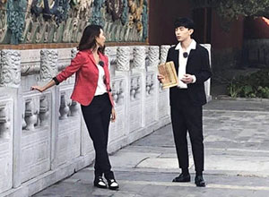邓伦回乡给发小当伴郎 站小区门口迎宾 被网友大赞接地气!