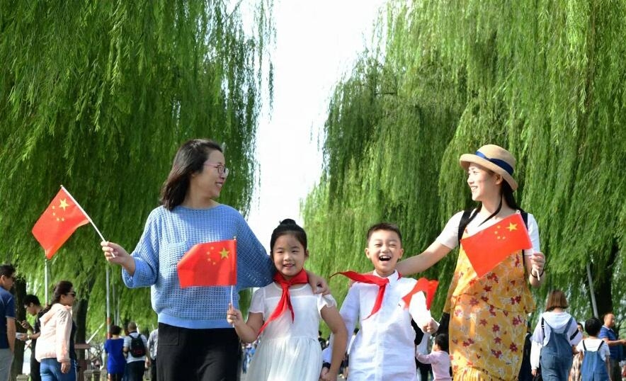 国庆长假首日 杭州天朗气清好出游