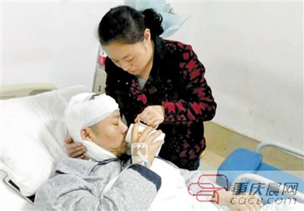 歹徒公交车上挥舞榔头行凶 公交司机将9岁女孩