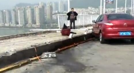 重庆公交车坠江 围攻“女司机”跑偏了