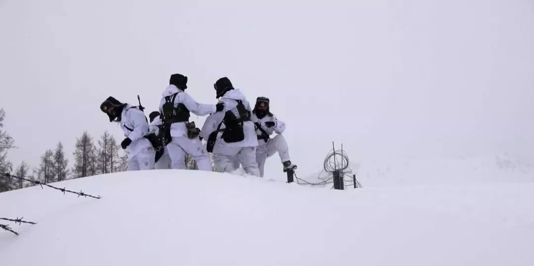 如果长时间被困 人和马都很危险 深一脚浅一脚 他们蹚雪前进 原本2米