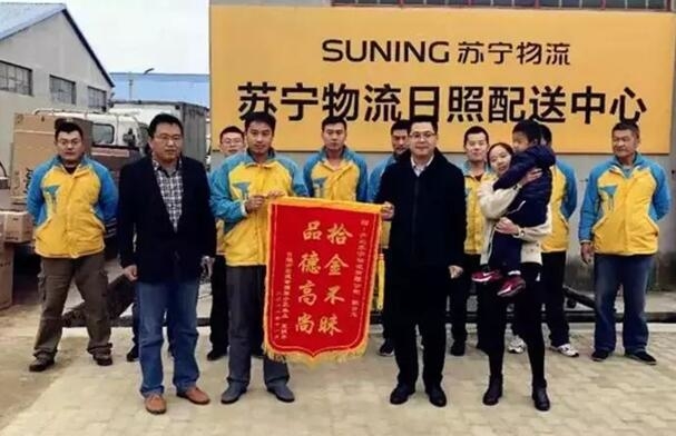 暖心!双十一派件高峰 快递小哥丢下工作去救人