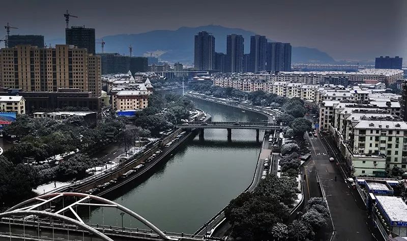 县江桥连接岳林东路和岳林西路,县江改造前,县江桥两岸也是破败不堪