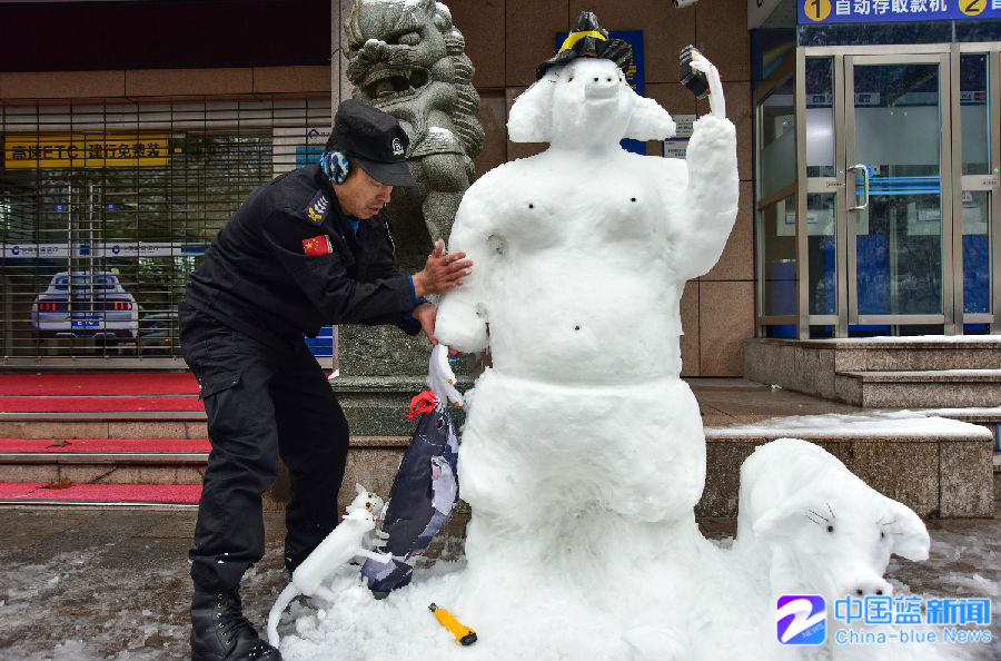 蜂之眼/雪后各色创意雪人上线 让大雪天又多了份生趣