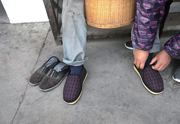 棉鞋阿姨傅珍芳,不是在做棉鞋,就是在送棉鞋