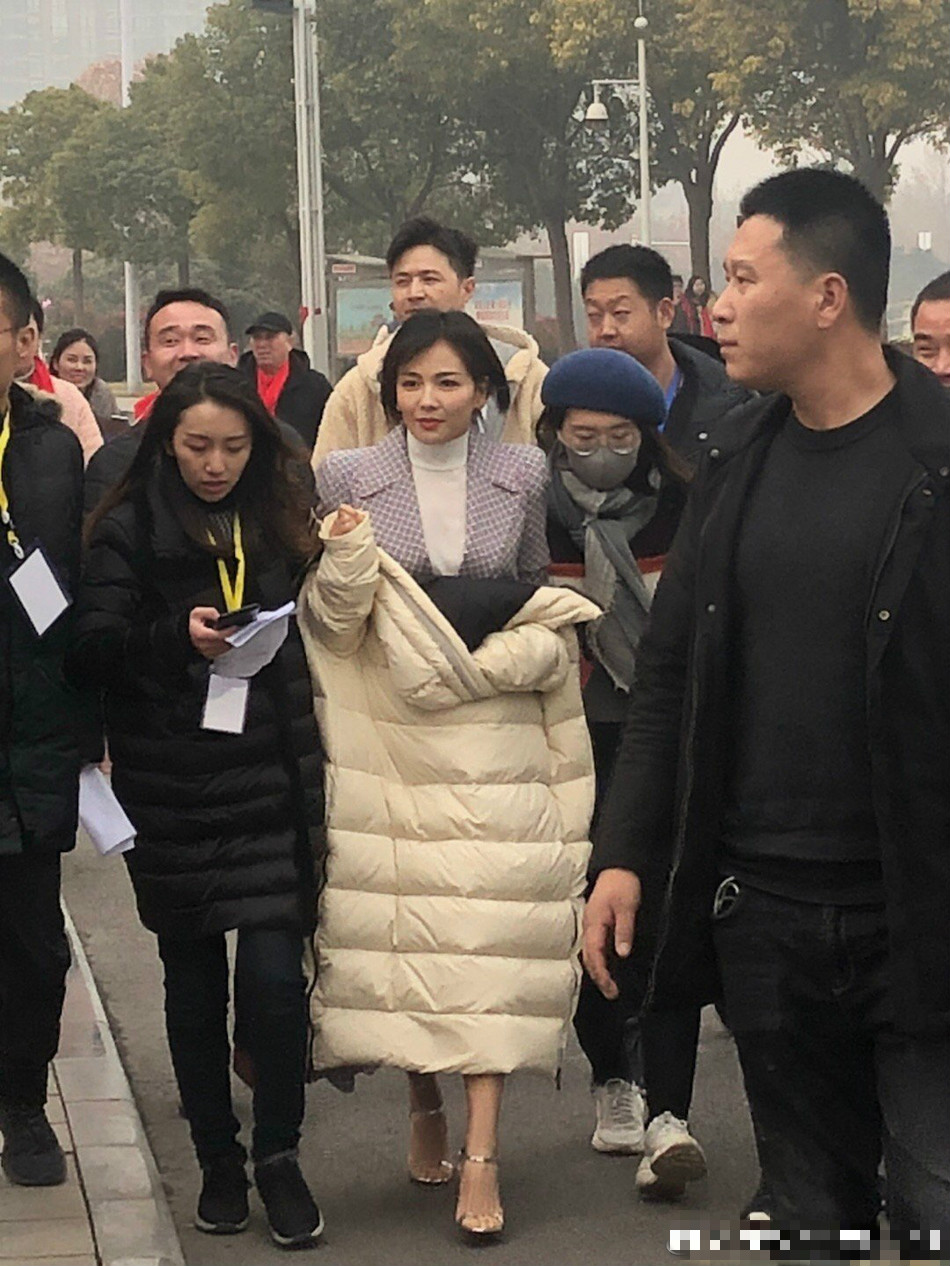 刘涛被曝登央视小春晚郑州分会场 穿凉鞋彩排