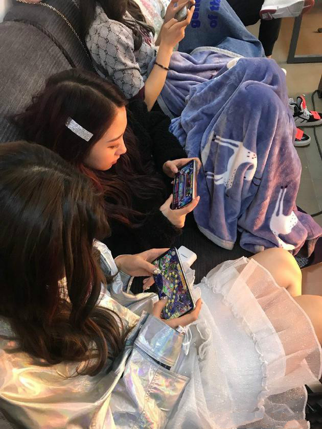 杨超越分享队友排排坐打游戏照片:女孩子分两种