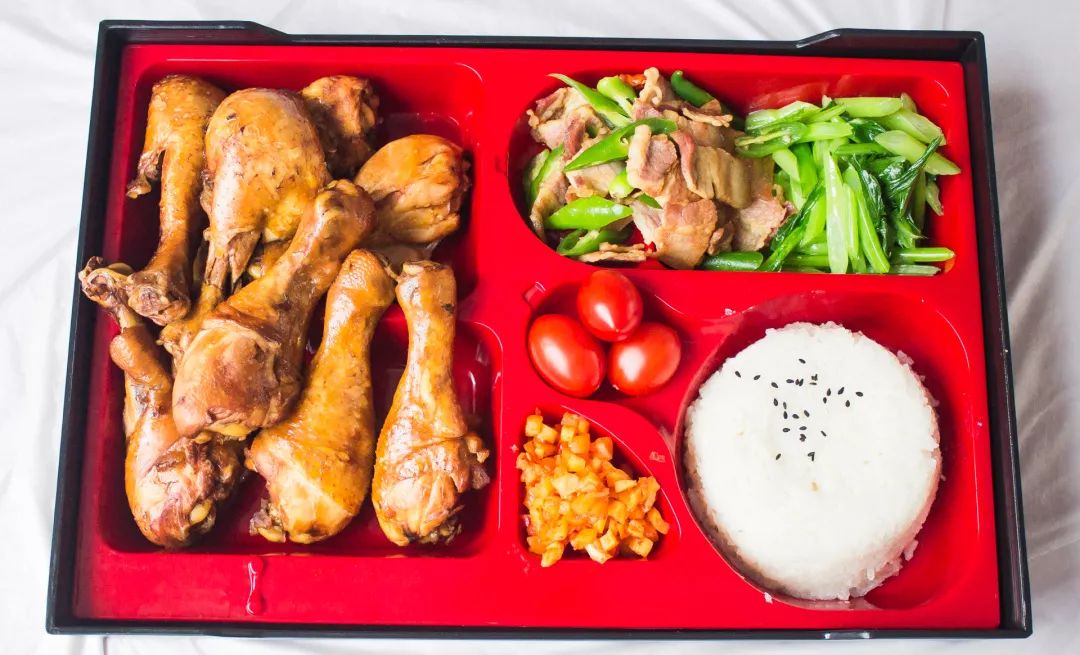 一定要吃八个鸡腿的剧组盒饭 味美料足颜值高