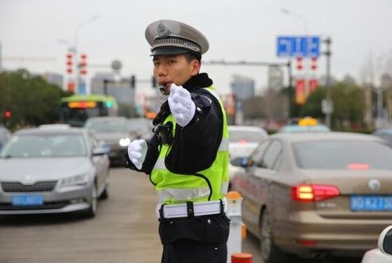 上虞交警胡其超每年的正月初一都在值班备勤 用心守好自己的岗位