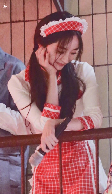 杨幂穿女仆装