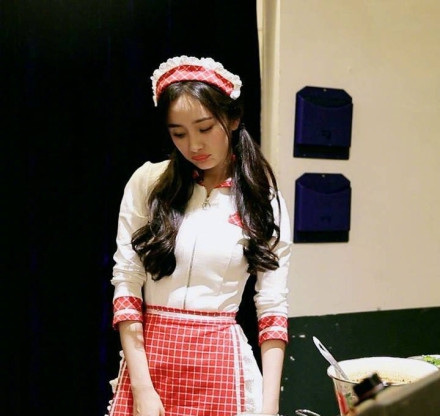 杨幂穿女仆装