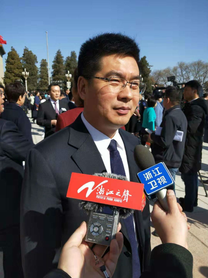 十三届全国人大二次会议开幕会侧记:凝心聚力