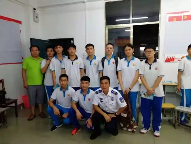 女子倒在街头 高三男生这波操作帅气满分!