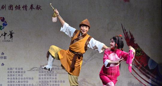 1939年《大公报》记者樊迪民,兼为姚水娟之"越吟舞台"的编导,受李白