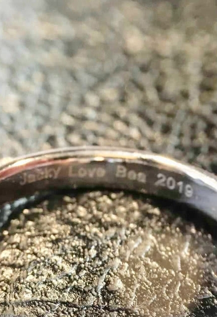 89pC-hutwezh3240622.jpg 向佐求婚郭碧婷钻戒曝光 重5克拉内刻爱的表白