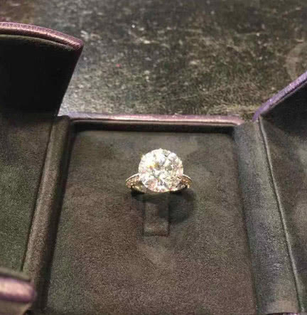 dNzl-hutwezh3240376.jpg 向佐求婚郭碧婷钻戒曝光 重5克拉内刻爱的表白