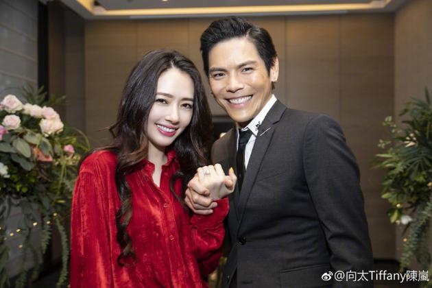 puGc-hutwezh3239567.jpg 向佐求婚郭碧婷钻戒曝光 重5克拉内刻爱的表白