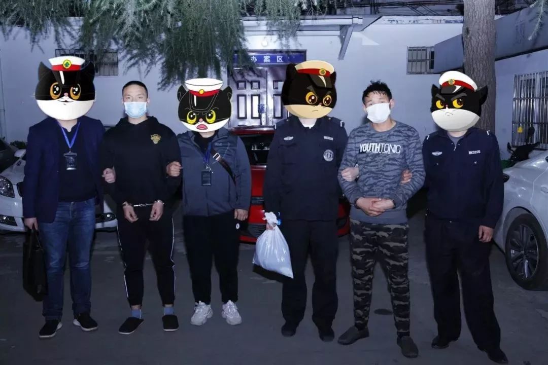 是潜逃了近10个月    在云南当地投案自首的    两名犯罪嫌疑人张某