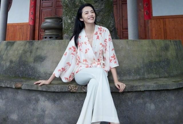 姚晨素颜现身友人婚礼