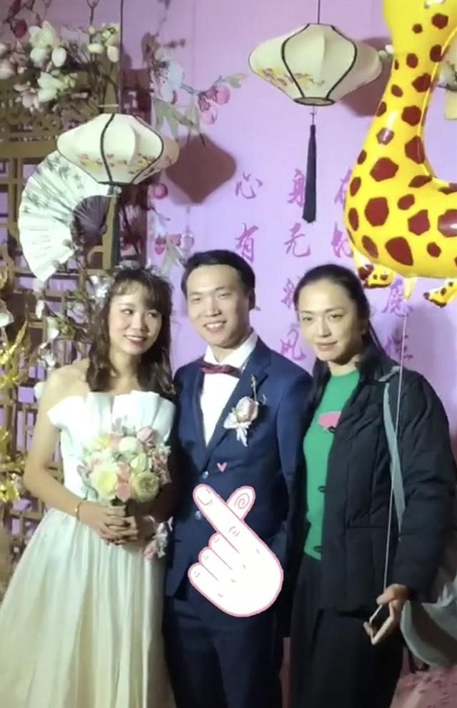 姚晨素颜现身友人婚礼