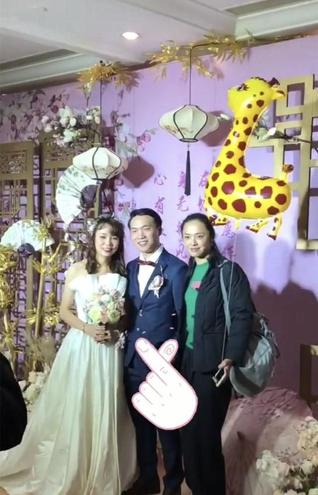 姚晨素颜现身友人婚礼