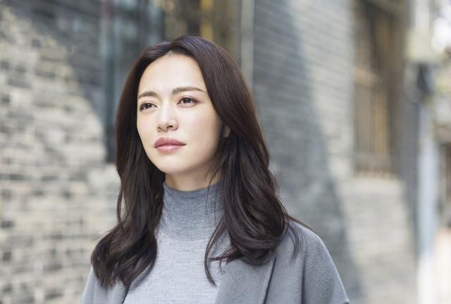 姚晨素颜现身友人婚礼