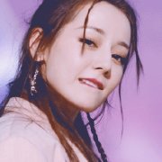 热巴粉红西装亮相